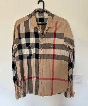 Burberry Brit skjorta storlek XL rutor - Rök och djurfritt hem. Använd 2ggr. Storlek XL. Hade sagt att den är unisex. 