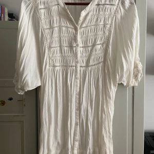 Brodyrblus - Vid blus med broderat ok och puffiga ärmar