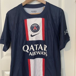 PSG matchtröja  - PSG fotbollströja, Helt oanvänd bara legat i garderoben därav skrynklig  Strl: M