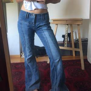 Så snygga bootcut jeans!! Från märket olie i storlek 31. Köpt vintage! Dom är lågmidjade/Mid-Waist