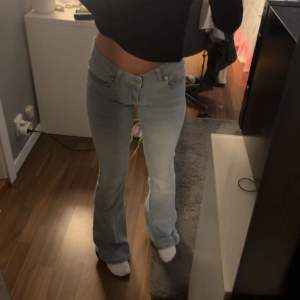 Ljusblå bootcut jeans med låg mindja från Nelly, stretchiga och jätte mjuka, använda 2-3 gånger