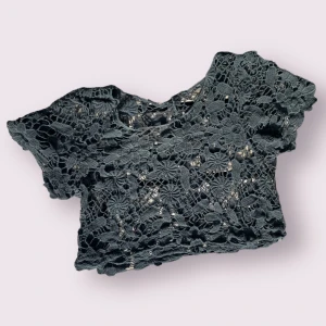 Fint virkad top - Väldigt söt top med blomstermotiv. Står ingen storlek men skulle säga att det är en xs-s. 