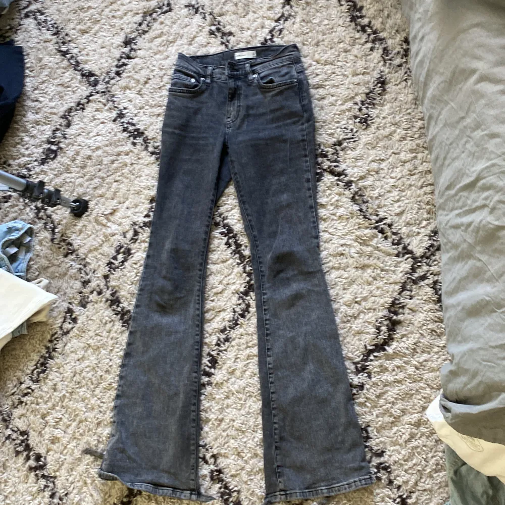 Jätte snygga flared Jeans ifrån Gina. Lite uppskavda i slutet!💘💘köpta för 600 men säljer för 150!💓. Jeans & Byxor.