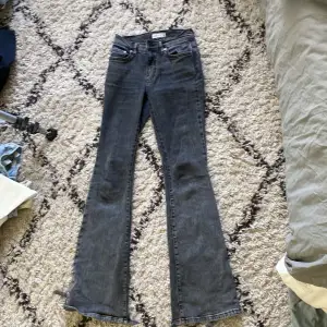 Jätte snygga flared Jeans ifrån Gina. Lite uppskavda i slutet!💘💘köpta för 600 men säljer för 150!💓