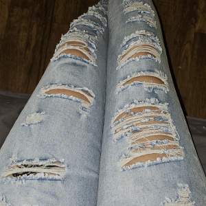 Jeans med slitningar  Strech  Storlek Large  Använda  gång bara 