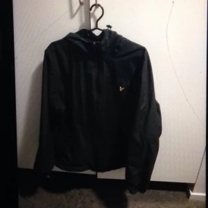 Lyle & scott jacka - Funkar för tjejer också 