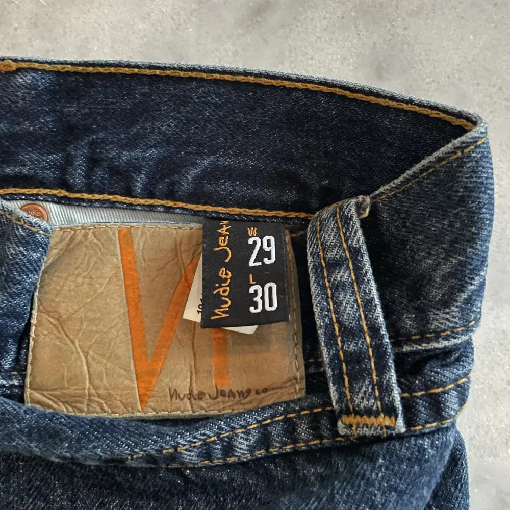 Säljer mina super snygga jeans från nudie! Skicket är 10/10 då jeansen bara har använts några gånger. Nypris är 1600kr. Skriv för fler frågor eller funderingar!. Jeans & Byxor.