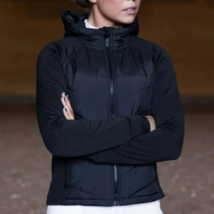 Jacka - Jättefin rid jacka. Säljer den då jag inte rider längre. Köpte den för 1500kr, knappt använt. Märke Maya Delorez. Skriv om fler bilder vid intresse av köp. 💕💕