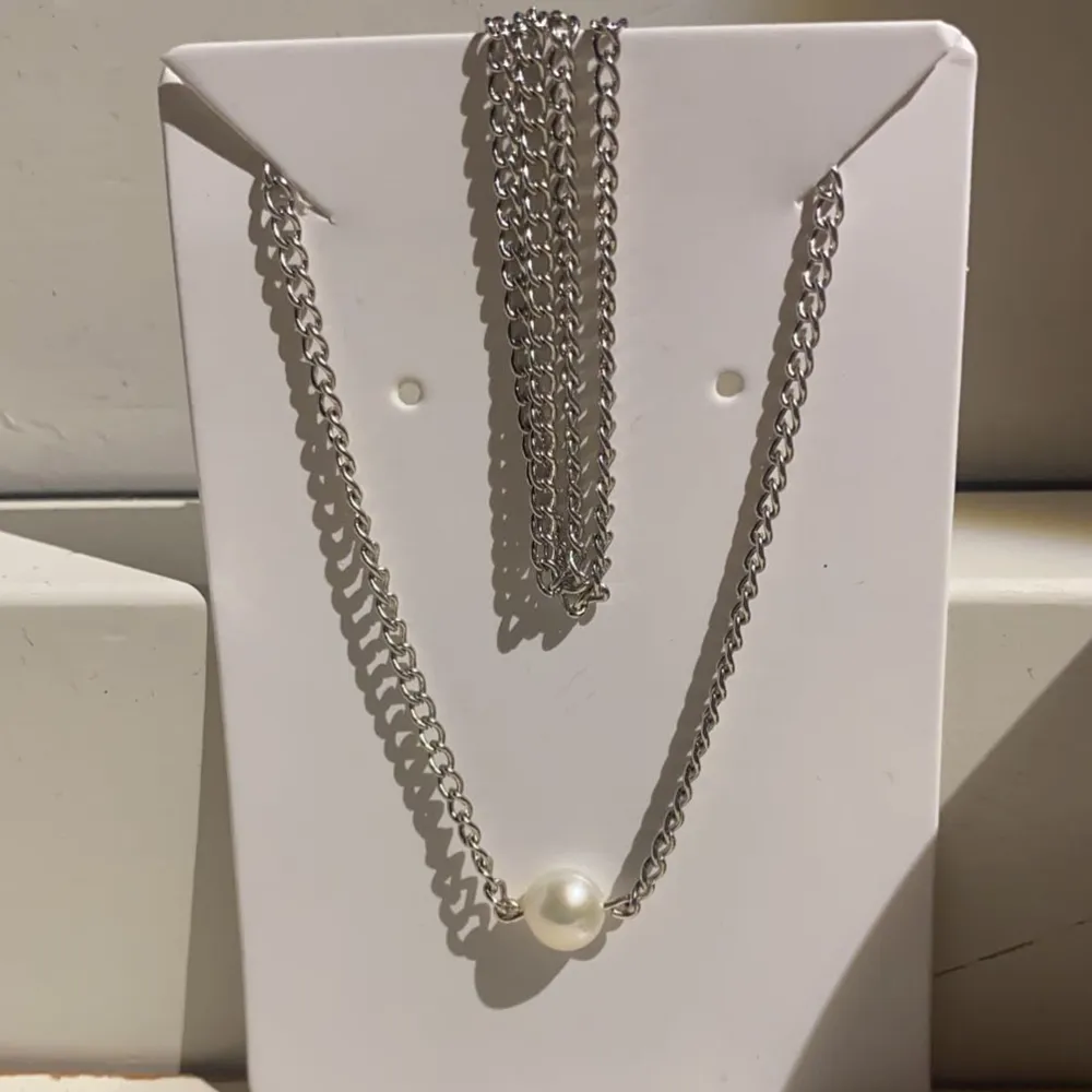 Supersnyggt halsband med en äkta pärla💕Modell ”Xia”! Finns i både guld och silver!. Accessoarer.