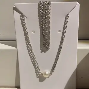 Supersnyggt halsband med en äkta pärla💕Modell ”Xia”! Finns i både guld och silver!
