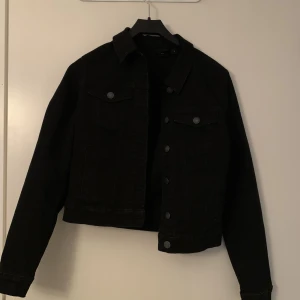 Jeanse jacka  - Inte använd mycket, ny skick 
