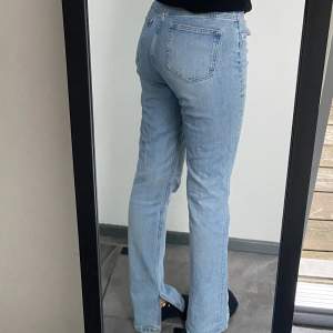 Jeans med slits från zara som inte kommer tillanvändnig längre. Är 172 cm lång