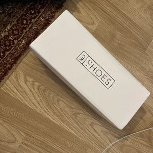 Vita klackskor  - Vita klackskor, storlek 40. Inte så hög klack. Aldrig använda. 