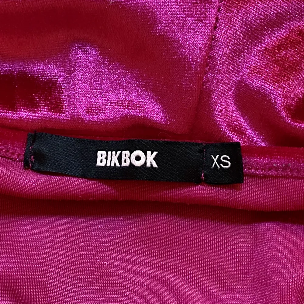 Ceriserosa byxdress från BikBok 💞 har sytt fast en ny knapp framme vid bröstet då den gamla föll av 😊. Jeans & Byxor.