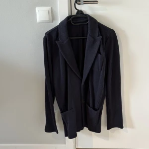 John Henric stickad kavaj - Stor flyttstädning Alla plagg i storlek S-M och passar ca 1.70-185cm samt 70-83kg  Finns i Uppsala