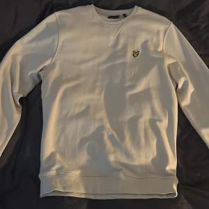 oanvänd lyle and scott sweatshirt för okej pris i storlek L Den är i färgen beige