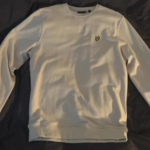 Lyle And Scott - oanvänd lyle and scott sweatshirt för okej pris i storlek L Den är i färgen beige