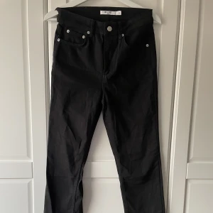 Svarta jeans NaKD, strl36 - Obetydligt använda, slits i benen