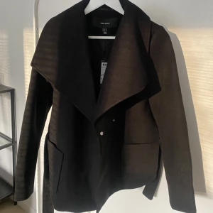 Kappa - Helt ny kappa från vero Moda, säljes pga glömde lämna tillbaka. Storlek S, har lappar kvar! 