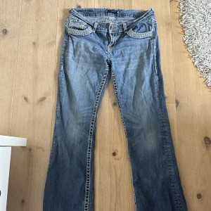 Bootcut jeans - Blåa bootcut jeans med skit snygga detaljer!! 