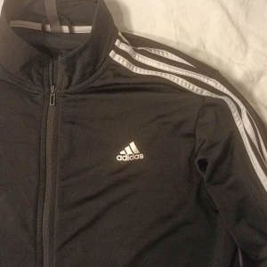 Adidas Trackjacket  - Adidas trackjacket, gjord i polyester (snabbtorkande) Använd max 4 gånger (nyskick)