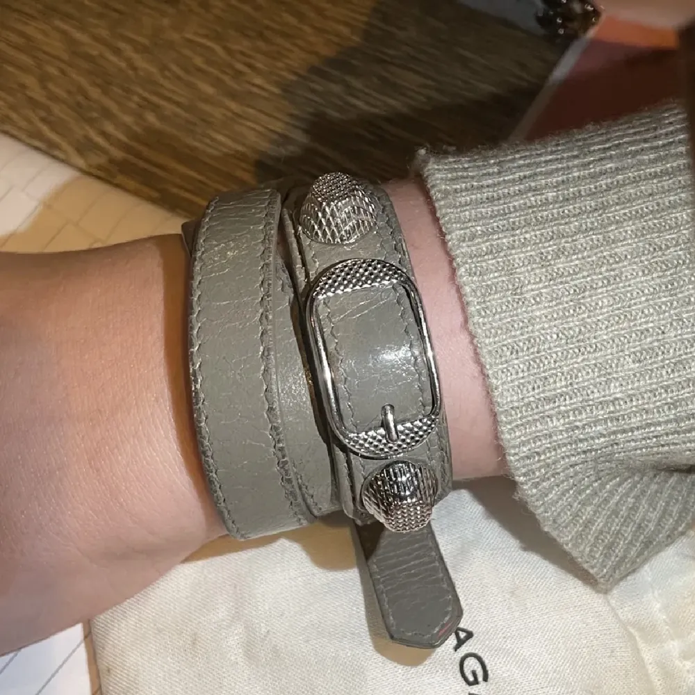 Säljer mitt gråa balenciaga armband. I bra skick, ganska använt men annars väldigt fint.. Accessoarer.