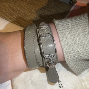 Balenciaga armband - Säljer mitt gråa balenciaga armband. I bra skick, ganska använt men annars väldigt fint.