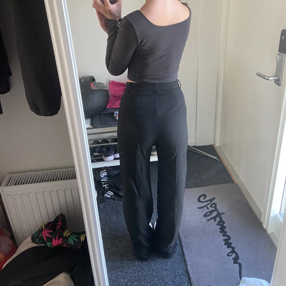 säljer dessa svarta stilrena kostymbyxorna! Är highwaisted och köpta på pull&bear, knappt använda och är i bra skick:) kolla gärna min profil för massa mer 💓. Jeans & Byxor.