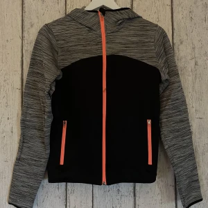 Träningströja - Säljer denna väldigt mjuka och sköna träningströja från H&M i storlek 158/164 men passar även XXS/XS och till och med S om man vill ha den tightare.✨ Enda defekten är en fläck på dragkedjan (har ej försökt ta bort den). Kan tvätta den vid förfrågan!🩷