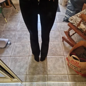 Bootcut Jeans  - Säljer nu mina fina bootcut jeans från GinaTricot då jag inte kan ha dom längre. De är i super stretchit tyg. Dom är endast använd 1 gång så dom är i ny skick. Inköpta för 499 i butik.