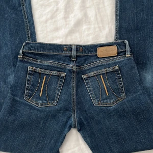 Lågmidjade jeans  - Extremt snygga lågmidjade bootcut jeans i nyskick. Som tyvärr inte kommer till användning. Köparen står för frakten 🤍