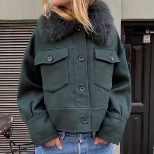 Grön meotine jacka - Säljer denna gröna meotine jackan då den inte används. Köpte den ungefär slutet av förra vintern och har använd fåtal gången. Jackan är i ett bra skick, inga hål eller märken som syns och den ser ut att vara nästan helt ny💞