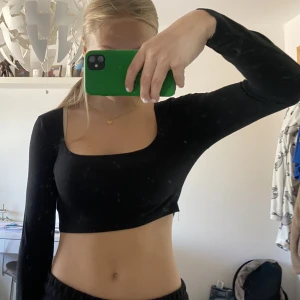 Kort långärmad topp - En långärmad kort topp: dvårt. Ganska djup u-ringning men går att ha bh under Skriv privat för mer info/fler bilder osv!☺️