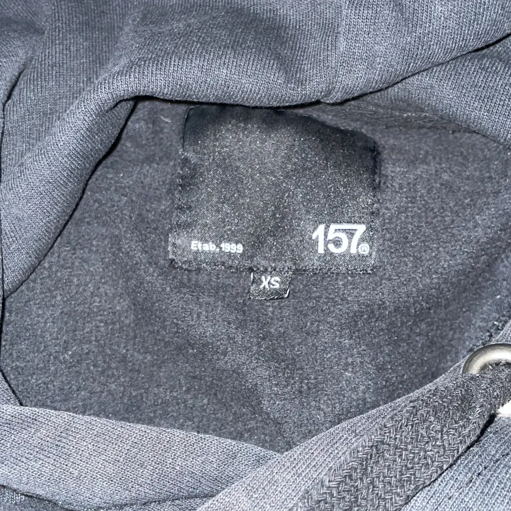 Säljer nu denna jättesköna tröja från lager 157, säljer för den inte riktigt kommer till andvänding, köparen står för frakt och jag står inte för postens slarv💕. Hoodies.