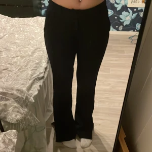Kostymbyxor - Vera kostymbyxor från bikbok stl 38,men är ganska små i storleken skulle jag säga. Dom är använda fåtal gånger, så i fint skick💗 Det enda negativa med dom är att dom är lite slitna just nere vid kanten eftersom dom har varit för långa och släpats i backen