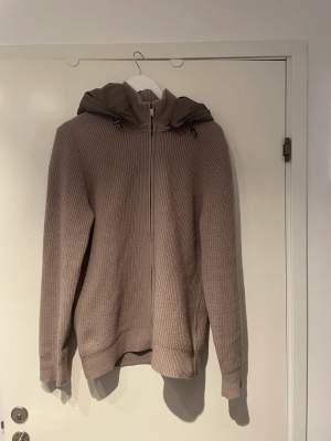 Säljer nu denna Massimo dutti cardigan. Använd 2-3 gånger. Storlek L passar M. Nypris 1099kr. Hör av dig vid frågor!