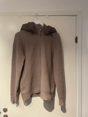 Massimo dutti cardigan  - Säljer nu denna Massimo dutti cardigan. Använd 2-3 gånger. Storlek L passar M. Nypris 1099kr. Hör av dig vid frågor!