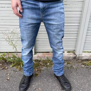 Jeans i bra skick utan defekter Straight fit fast lite mer åt slim hållet