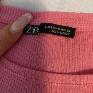 Rosa tshirt - Möts upp i Stockholm/ kund står för frakt. Tryck ej på köp nu kontakta före tack🩵  Köpte på plick men aldrig använt. Öppen för byten 