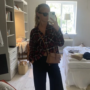 Skjorta    - Säljer denna skjorta/kofta från Zara. Superskön i materialet och ett nice plagg att ha till hösten. 