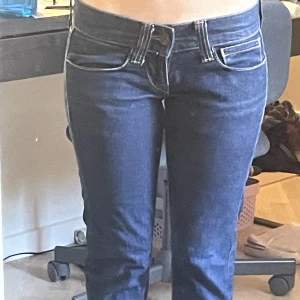 Lowwaist jeans  - Ett par såå fina lågmidjade jeans som var sjukt populära på 00 talet!! Märket är forneco och dom sitter liturally perfekt dom är lite utsvängda i benen! Inga fläckar eller hål. Tryck på köp nu eller kontakta mig vid frågor/ sammfrakt 🌸