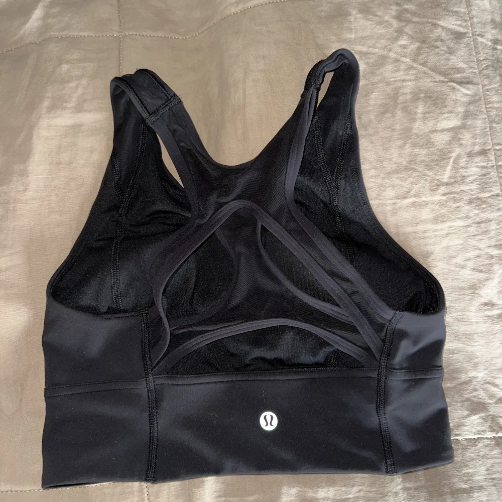 Säljer min Lululemon Everlux Mesh bra pga för liten🍳 Storlek 6 (sitter som en s), använd 5 gånger. Nypris ca 700sek. Hoodies.