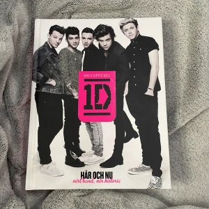 One Direction bok - Säljer denna 1d bok då jag fortfarande älskar one direction men redan har den! Den är i nyskick, (aldrig använd). 💕