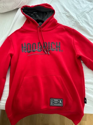 Hoodrich hoodie - Knappt använd hoodrich hoodie i färgen röd, köpt i JD sports innan sommras för 800kr. Är en storlek S från herr avdelningen. Har en extra gjömd ficka i högra armen. Skriv innan köp och vid intresse!!