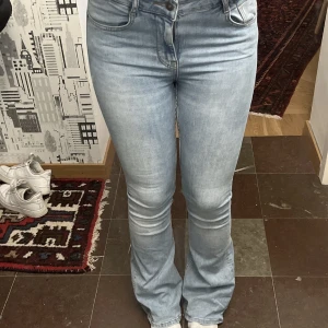 Zara jeans  - Säljer dessa utsvängda jeans från zara! I storlek 38