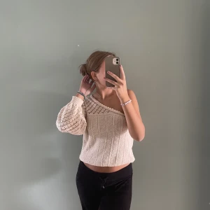One shoulder tröja - Säljer min super snygga stickade tröja ifrån mango!💓 Älskar men kommer inte riktigt till användning. Den är i storlek L men är väldigt liten i storleken så passar mig som vanligtvis har S. 