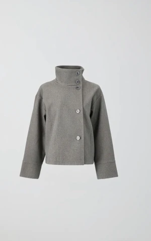 HELT NY JACKA! - Short felt jacka från Gina Tricot! Helt ny har även fortfarande prislappen på den! Den är storlek L och är för stor för mig! Den är skit snygg och passar för tjejer som har stockholm stil! 