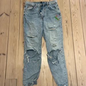 Jeans - Jeans med hål lite färg på dom men tvättar och fixar med det innan jag skickar