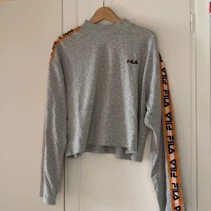 Fila-tröja  - Grå tröja från Fila, lite cropped med breda ärmar. Bra skick.