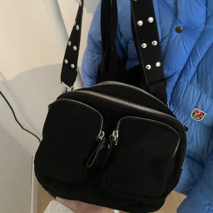 väska  - väska från Gina tricot, slutsåld köpt för nåt år sedan. Fint skick knappt använd! Nypris 250 